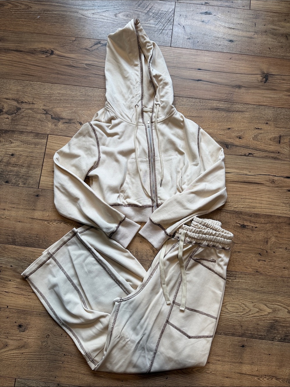 Cream Contrast-Stitch Barrel Sweatpants & Cropped Hoodie Set
